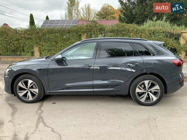 Серый Ауди Q8 e-tron, объемом двигателя 0 л и пробегом 1 тыс. км за 59800 $, фото 6 на Automoto.ua