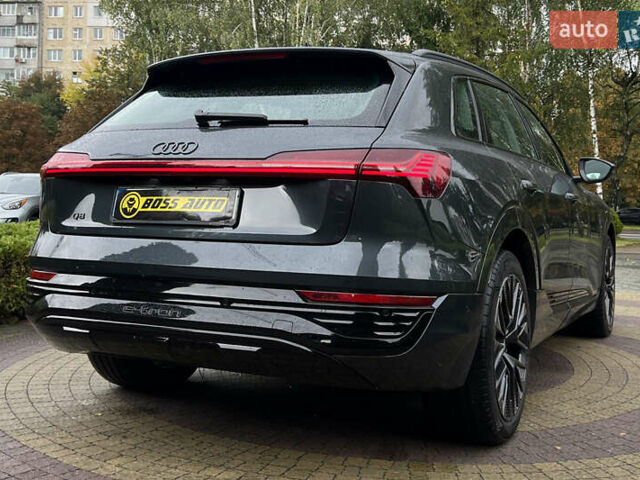 Серый Ауди Q8 e-tron, объемом двигателя 0 л и пробегом 20 тыс. км за 53900 $, фото 6 на Automoto.ua