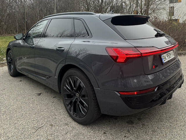 Серый Ауди Q8 e-tron, объемом двигателя 0 л и пробегом 21 тыс. км за 56500 $, фото 8 на Automoto.ua