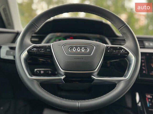Сірий Ауді Q8 e-tron, об'ємом двигуна 0 л та пробігом 1 тис. км за 50900 $, фото 25 на Automoto.ua