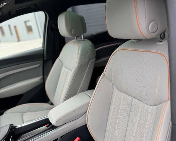 Серый Ауди Q8 e-tron, объемом двигателя 0 л и пробегом 21 тыс. км за 56500 $, фото 31 на Automoto.ua