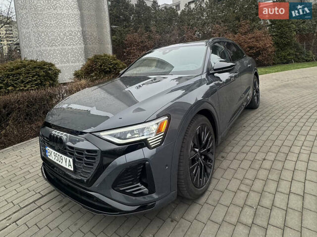 Серый Ауди Q8 e-tron, объемом двигателя 0 л и пробегом 21 тыс. км за 56500 $, фото 2 на Automoto.ua