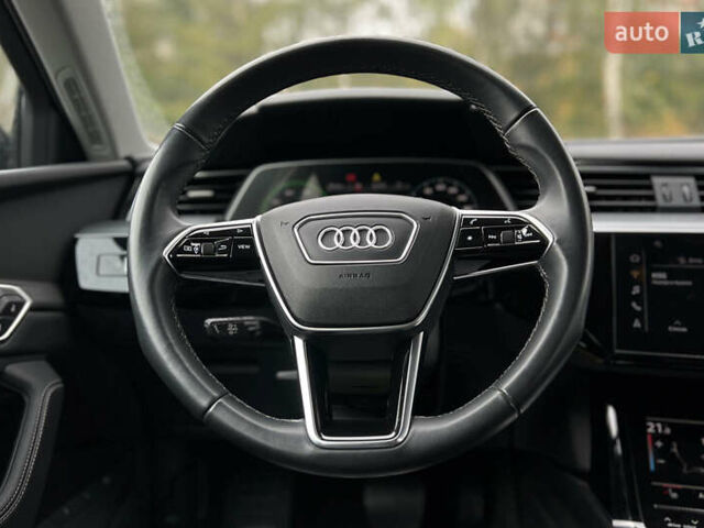 Серый Ауди Q8 e-tron, объемом двигателя 0 л и пробегом 20 тыс. км за 53900 $, фото 12 на Automoto.ua