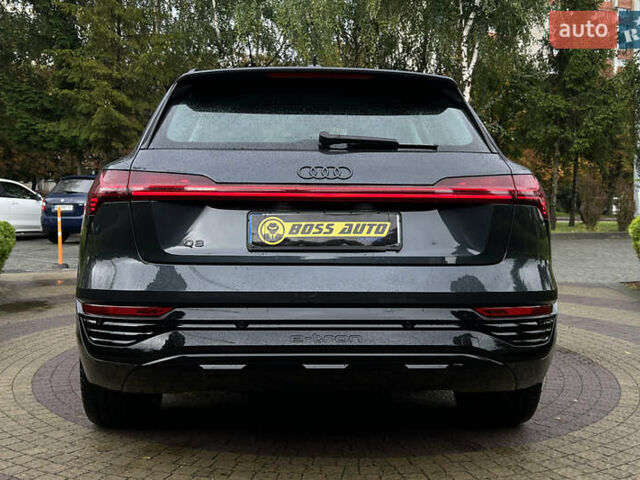 Серый Ауди Q8 e-tron, объемом двигателя 0 л и пробегом 20 тыс. км за 53900 $, фото 5 на Automoto.ua