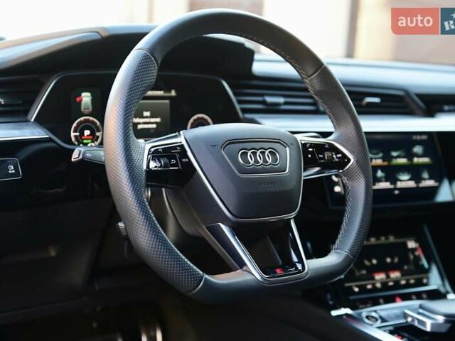 Синий Ауди Q8 e-tron, объемом двигателя 0 л и пробегом 39 тыс. км за 69999 $, фото 61 на Automoto.ua