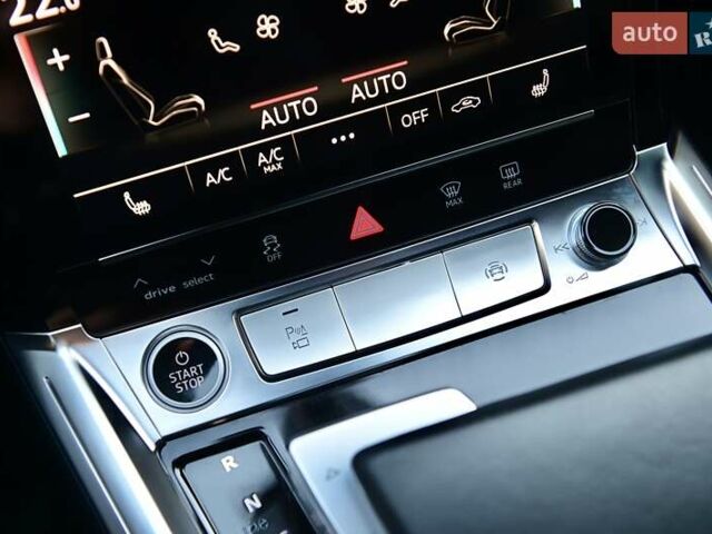 Синий Ауди Q8 e-tron, объемом двигателя 0 л и пробегом 39 тыс. км за 69999 $, фото 50 на Automoto.ua