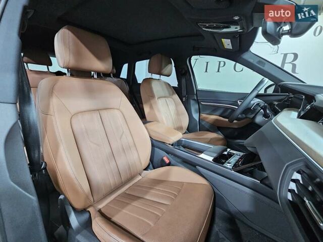 Синий Ауди Q8 e-tron, объемом двигателя 0 л и пробегом 5 тыс. км за 48500 $, фото 5 на Automoto.ua