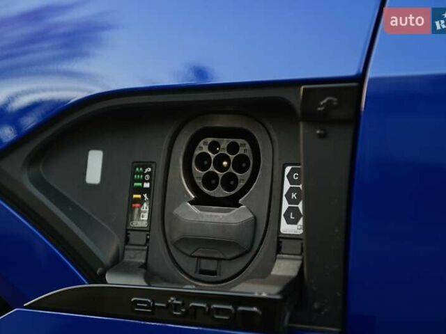 Синий Ауди Q8 e-tron, объемом двигателя 0 л и пробегом 39 тыс. км за 69999 $, фото 28 на Automoto.ua