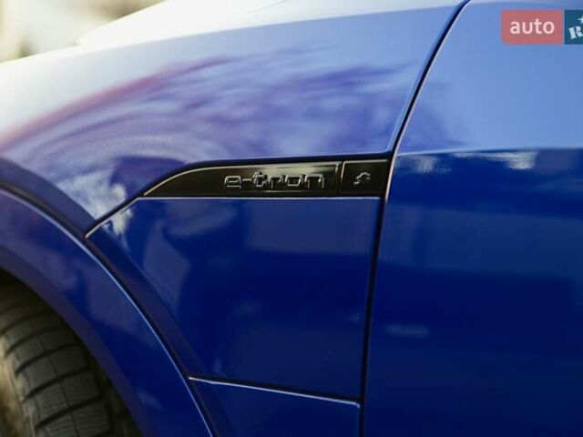 Синий Ауди Q8 e-tron, объемом двигателя 0 л и пробегом 39 тыс. км за 69999 $, фото 29 на Automoto.ua