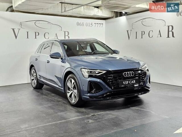Синий Ауди Q8 e-tron, объемом двигателя 0 л и пробегом 5 тыс. км за 48500 $, фото 1 на Automoto.ua