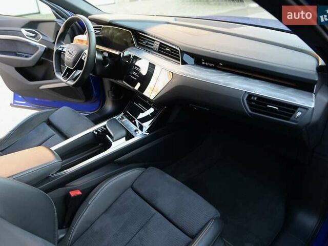 Синий Ауди Q8 e-tron, объемом двигателя 0 л и пробегом 39 тыс. км за 69999 $, фото 69 на Automoto.ua