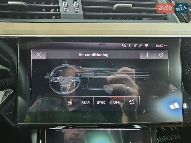 Синий Ауди Q8 e-tron, объемом двигателя 0 л и пробегом 5 тыс. км за 48500 $, фото 32 на Automoto.ua