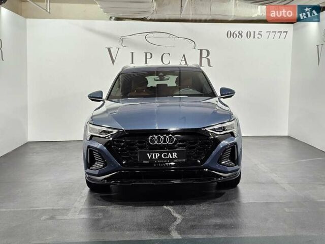 Синий Ауди Q8 e-tron, объемом двигателя 0 л и пробегом 5 тыс. км за 48500 $, фото 2 на Automoto.ua