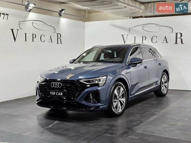 Синий Ауди Q8 e-tron, объемом двигателя 0 л и пробегом 5 тыс. км за 48500 $, фото 3 на Automoto.ua