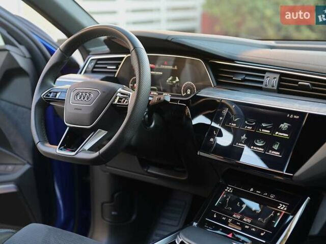 Синий Ауди Q8 e-tron, объемом двигателя 0 л и пробегом 39 тыс. км за 69999 $, фото 67 на Automoto.ua
