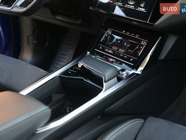 Синий Ауди Q8 e-tron, объемом двигателя 0 л и пробегом 39 тыс. км за 69999 $, фото 68 на Automoto.ua