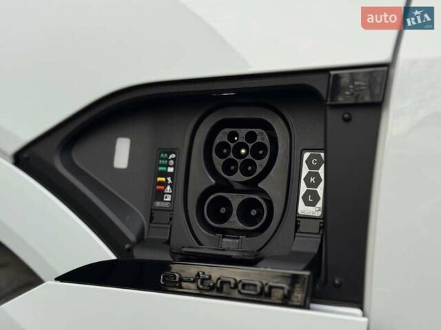 Білий Ауді Q8 Sportback e-tron, об'ємом двигуна 0 л та пробігом 45 тис. км за 57900 $, фото 12 на Automoto.ua