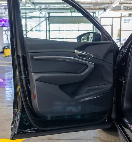 Черный Ауди Q8 Sportback e-tron, объемом двигателя 0 л и пробегом 24 тыс. км за 69800 $, фото 11 на Automoto.ua