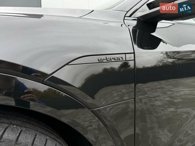 Черный Ауди Q8 Sportback e-tron, объемом двигателя 0 л и пробегом 28 тыс. км за 64999 $, фото 24 на Automoto.ua