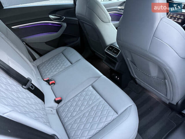 Черный Ауди Q8 Sportback e-tron, объемом двигателя 0 л и пробегом 28 тыс. км за 64999 $, фото 30 на Automoto.ua