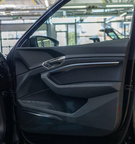Черный Ауди Q8 Sportback e-tron, объемом двигателя 0 л и пробегом 24 тыс. км за 69800 $, фото 28 на Automoto.ua