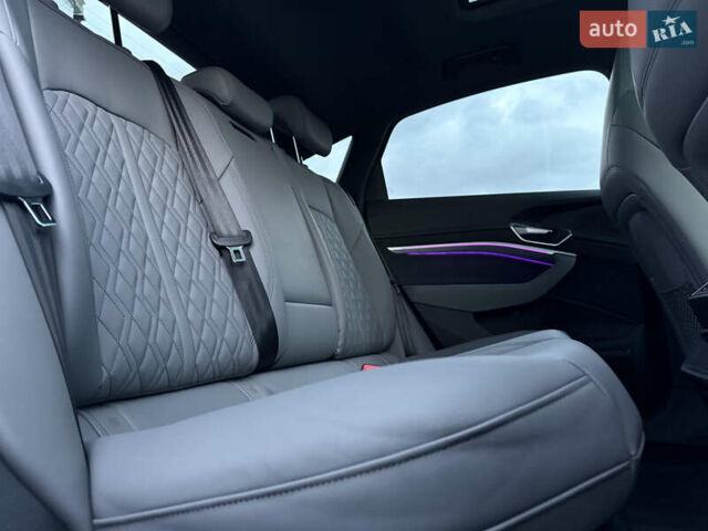Черный Ауди Q8 Sportback e-tron, объемом двигателя 0 л и пробегом 28 тыс. км за 64999 $, фото 32 на Automoto.ua