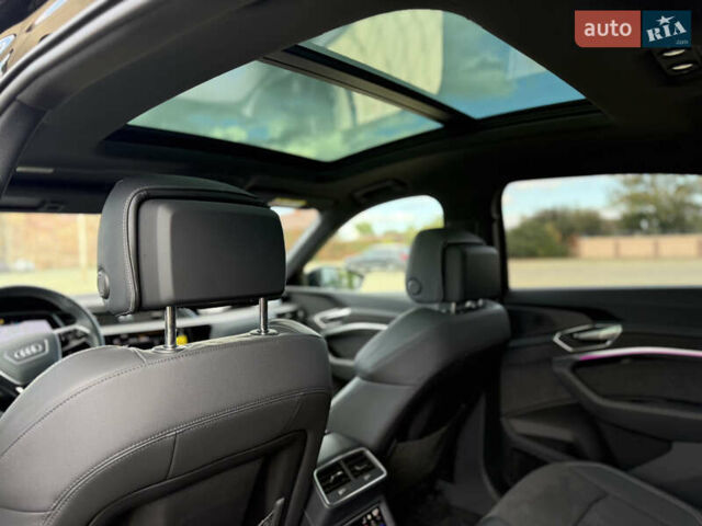 Чорний Ауді Q8 Sportback e-tron, об'ємом двигуна 0 л та пробігом 42 тис. км за 49800 $, фото 23 на Automoto.ua