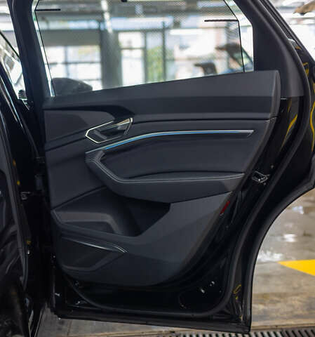 Черный Ауди Q8 Sportback e-tron, объемом двигателя 0 л и пробегом 24 тыс. км за 69800 $, фото 24 на Automoto.ua