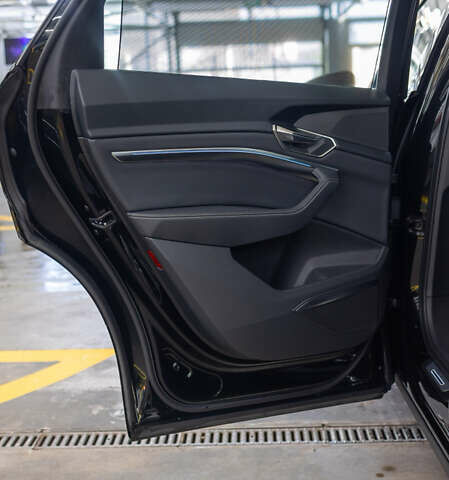 Черный Ауди Q8 Sportback e-tron, объемом двигателя 0 л и пробегом 24 тыс. км за 69800 $, фото 18 на Automoto.ua