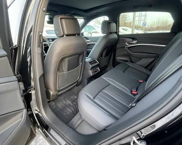 Черный Ауди Q8 Sportback e-tron, объемом двигателя 0 л и пробегом 12 тыс. км за 49100 $, фото 27 на Automoto.ua