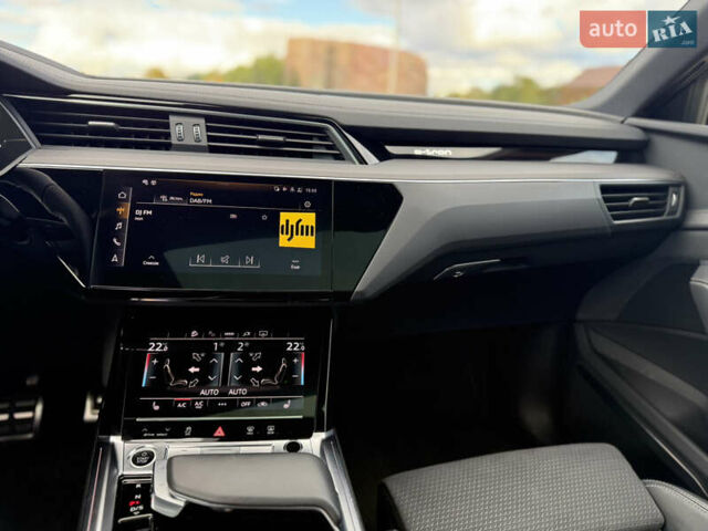 Чорний Ауді Q8 Sportback e-tron, об'ємом двигуна 0 л та пробігом 42 тис. км за 49800 $, фото 20 на Automoto.ua