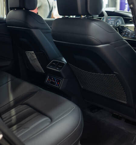 Черный Ауди Q8 Sportback e-tron, объемом двигателя 0 л и пробегом 24 тыс. км за 69800 $, фото 26 на Automoto.ua