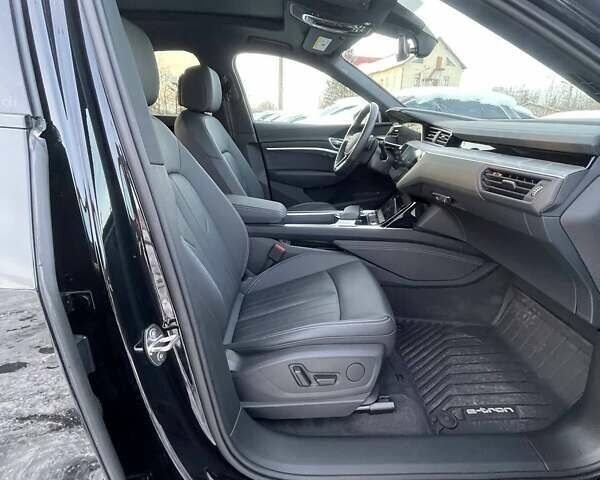 Черный Ауди Q8 Sportback e-tron, объемом двигателя 0 л и пробегом 12 тыс. км за 49100 $, фото 32 на Automoto.ua