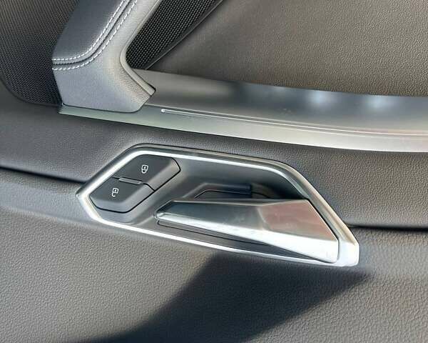 Черный Ауди Q8 Sportback e-tron, объемом двигателя 0 л и пробегом 12 тыс. км за 49100 $, фото 10 на Automoto.ua