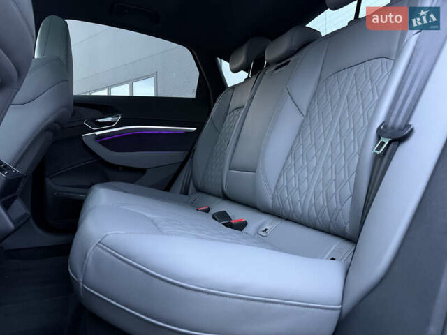 Черный Ауди Q8 Sportback e-tron, объемом двигателя 0 л и пробегом 28 тыс. км за 64999 $, фото 29 на Automoto.ua