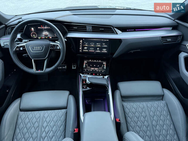 Черный Ауди Q8 Sportback e-tron, объемом двигателя 0 л и пробегом 28 тыс. км за 64999 $, фото 6 на Automoto.ua