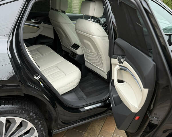 Чорний Ауді Q8 Sportback e-tron, об'ємом двигуна 0 л та пробігом 62 тис. км за 58000 $, фото 80 на Automoto.ua