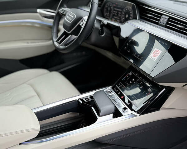 Чорний Ауді Q8 Sportback e-tron, об'ємом двигуна 0 л та пробігом 62 тис. км за 58000 $, фото 98 на Automoto.ua