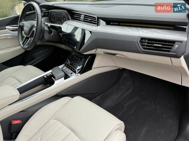 Чорний Ауді Q8 Sportback e-tron, об'ємом двигуна 0 л та пробігом 62 тис. км за 58000 $, фото 91 на Automoto.ua