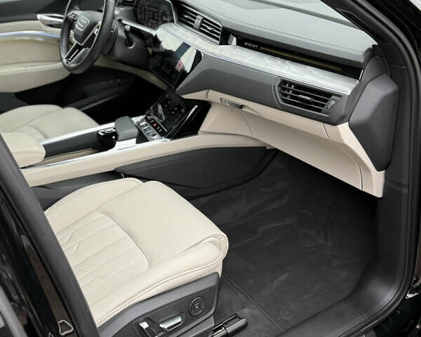 Чорний Ауді Q8 Sportback e-tron, об'ємом двигуна 0 л та пробігом 62 тис. км за 58000 $, фото 85 на Automoto.ua