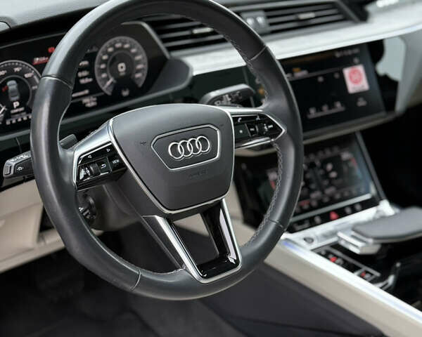 Чорний Ауді Q8 Sportback e-tron, об'ємом двигуна 0 л та пробігом 62 тис. км за 58000 $, фото 66 на Automoto.ua