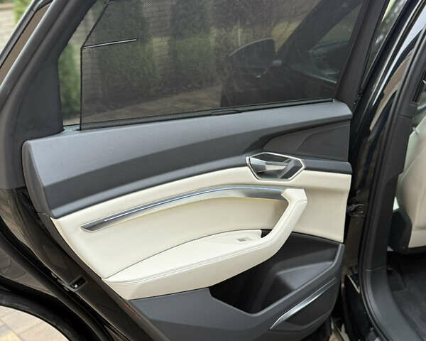 Чорний Ауді Q8 Sportback e-tron, об'ємом двигуна 0 л та пробігом 62 тис. км за 58000 $, фото 68 на Automoto.ua