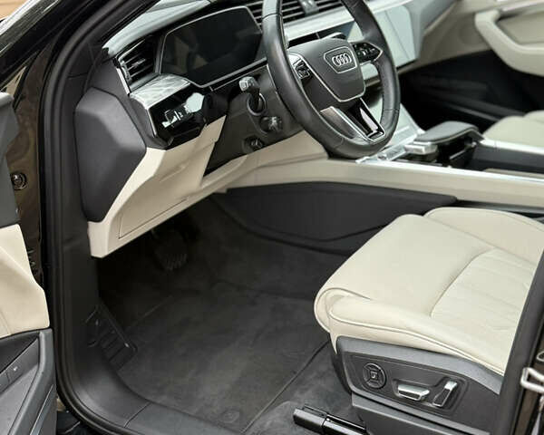 Чорний Ауді Q8 Sportback e-tron, об'ємом двигуна 0 л та пробігом 62 тис. км за 58000 $, фото 46 на Automoto.ua