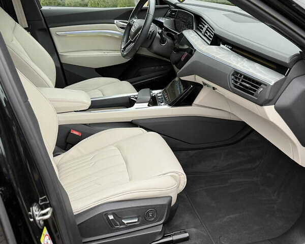 Чорний Ауді Q8 Sportback e-tron, об'ємом двигуна 0 л та пробігом 62 тис. км за 58000 $, фото 84 на Automoto.ua