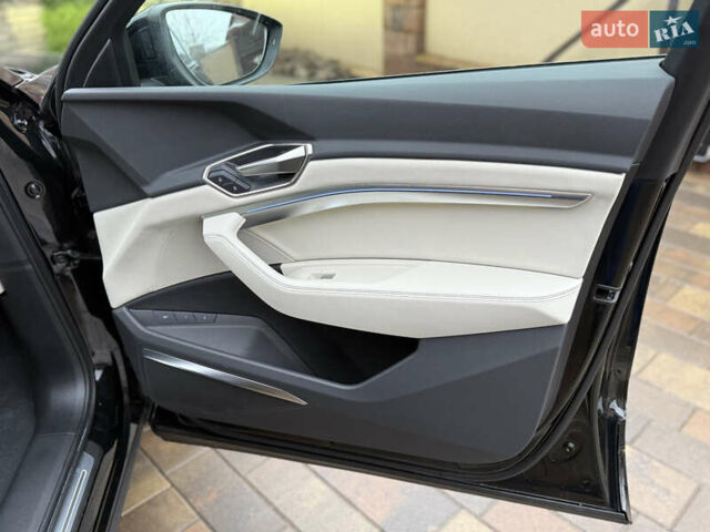 Чорний Ауді Q8 Sportback e-tron, об'ємом двигуна 0 л та пробігом 62 тис. км за 58000 $, фото 87 на Automoto.ua