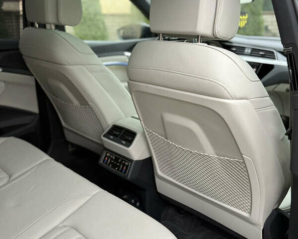 Чорний Ауді Q8 Sportback e-tron, об'ємом двигуна 0 л та пробігом 62 тис. км за 58000 $, фото 83 на Automoto.ua