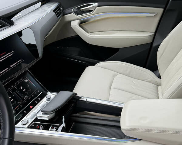 Чорний Ауді Q8 Sportback e-tron, об'ємом двигуна 0 л та пробігом 62 тис. км за 58000 $, фото 60 на Automoto.ua