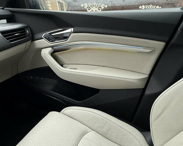 Чорний Ауді Q8 Sportback e-tron, об'ємом двигуна 0 л та пробігом 62 тис. км за 58000 $, фото 119 на Automoto.ua
