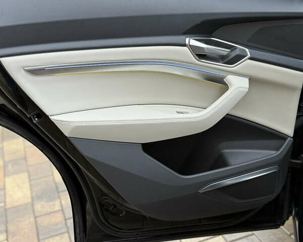 Чорний Ауді Q8 Sportback e-tron, об'ємом двигуна 0 л та пробігом 62 тис. км за 58000 $, фото 69 на Automoto.ua