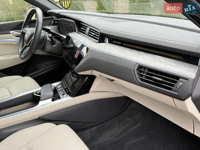 Чорний Ауді Q8 Sportback e-tron, об'ємом двигуна 0 л та пробігом 62 тис. км за 58000 $, фото 93 на Automoto.ua